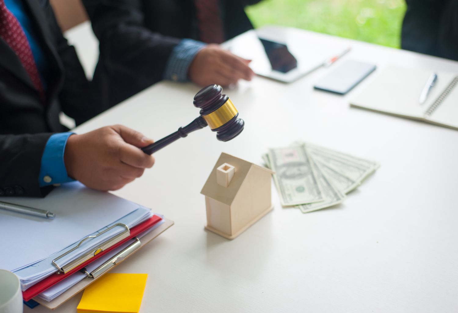 Real estate court judicial or property auction. Judgment of cases relating to immovable property and property representing Personal Property Seizure.